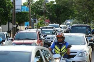 Motoristas enfrentam congestionamento em ruas que servem de desvio para interdição (Foto: André Bittar)