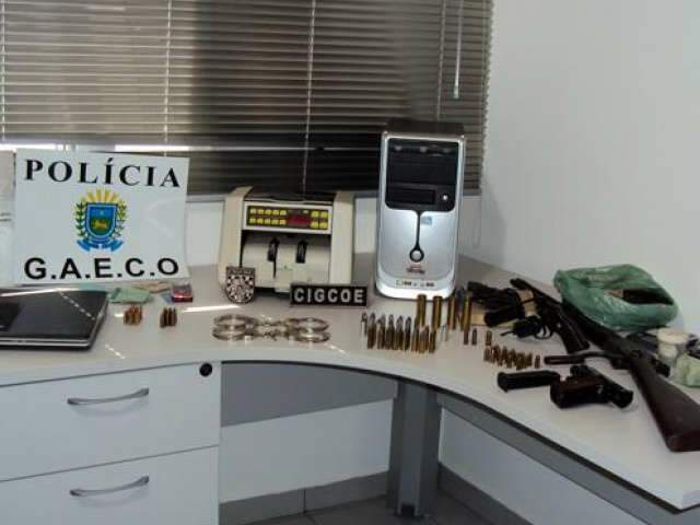  Pol&iacute;cia prende R$ 13,4 mil em dinheiro e mais de R$ 5 mil em cheque em Opera&ccedil;&atilde;o