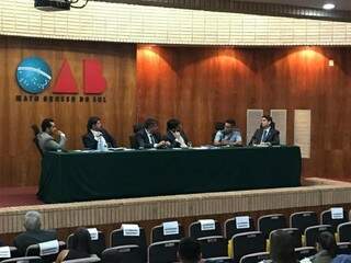 Autoridades e especialistas durante debate no auditório da OAB-MS (Foto: Liniker Ribeiro)