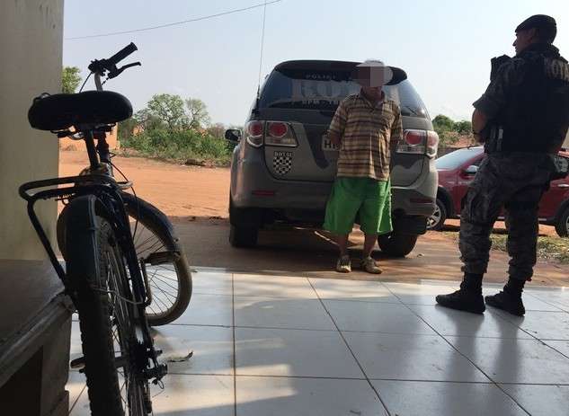 Durante banho no rio, av&ocirc; &eacute; visto dando beijo na boca de duas meninas