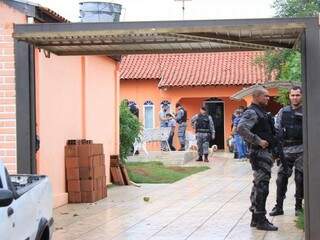 Policiais fazem investigação na casa que foi invadida por três homens na manhã desta quinta-feira (Foto: Marina Pacheco)