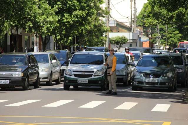 Condutor sofre ataque, invade avenida na contram&atilde;o e bate em 2 &ocirc;nibus