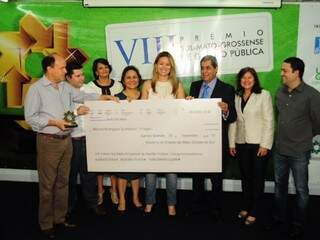 Em solenidade de premiação, Puccinelli entregou cheque simbólico aos vencedores (Foto: Rodrigo Pazinato)