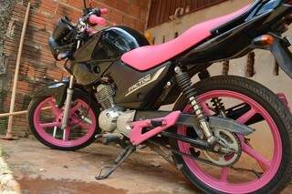 Até a moto é rosa. (Foto: Thailla Torres)