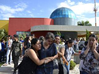 Já próximo de seguir do velório para o cemitério Santo Amaro, o choro foi em coro. (Foto: Minamar Júnior)