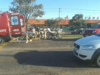 Motociclista cai em quebra-molas e tumultua trânsito na Coronel Antonino Motociclista cai em quebra-molas e tumultua trânsito na Coronel Antonino