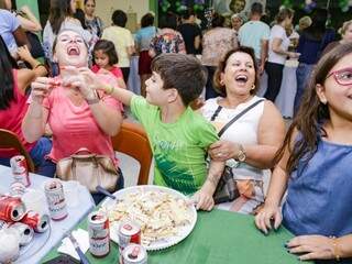 Família de Fabiana (à esquerda) ficou radiante ao encontrar uma aliança depois de comprar 20 pedaços de bolo. (Foto: Kísie Ainoã)