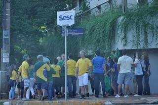 Grupos de amigos vestiam verde e amarelo e se encontraram em esquinas do centro para participar de ato. (Foto:Marcelo Calazans)