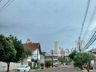 Céu nublado em Campo Grande na manhã desta terça-feira. (Foto: Simão Nogueira)