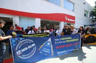 Manifestantes estão em frente ao Banco Bradesco, na rua Cândido Mariano (Foto: André Bittar)