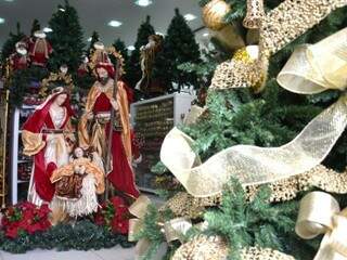 Presépios e outros enfeites natalinos já fazem parte das decorações no comércio. (Foto: Elverson Cardozo)