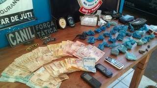 Droga, celulares e dinheiro foram encontrados em pontos de venda de maconha em crack em Juti (Foto: Divulgação)