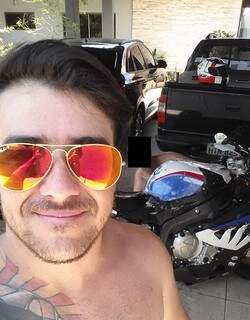Breno Borges posa para foto exibindo carros e moto (Foto: Facebook/Reprodução)