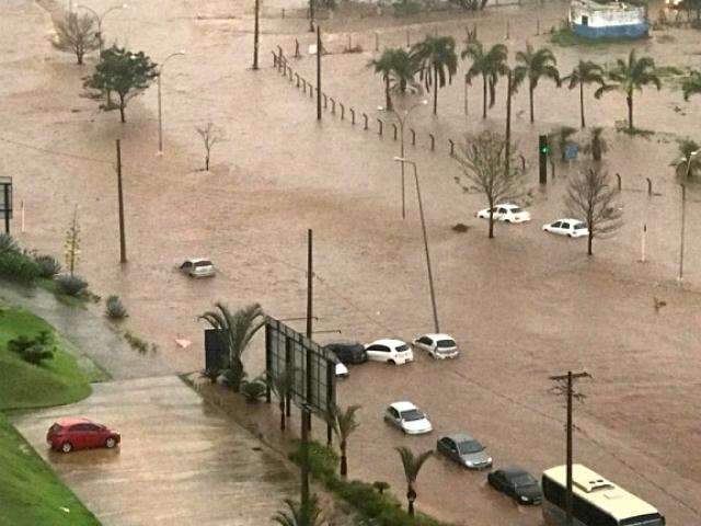 Chuva derruba fia&ccedil;&atilde;o e &ldquo;prende&rdquo; moradores; enxurrada arrasta carros