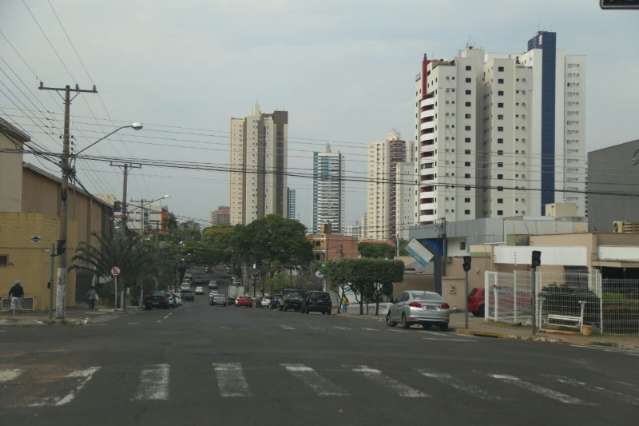 Domingo de elei&ccedil;&atilde;o ser&aacute; de tempo nublado e calor, mas pode chover 
