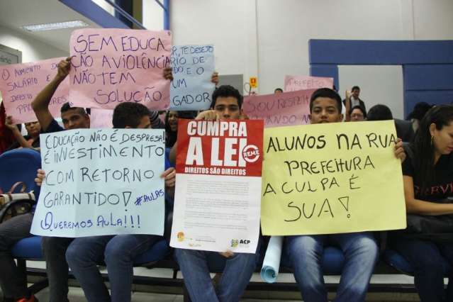 Estudantes v&atilde;o a c&acirc;mara protestar a favor dos professores da rede p&uacute;blica