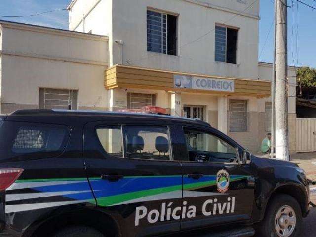 Dupla rende fam&iacute;lia de gerente e foge com R$ 30 mil de ag&ecirc;ncia dos Correios