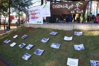 Cartazes e desenhos feitos por crianças indígenas foram colocados no coreto da praça Ari Coelho. (Foto:Marcos Ermínio)