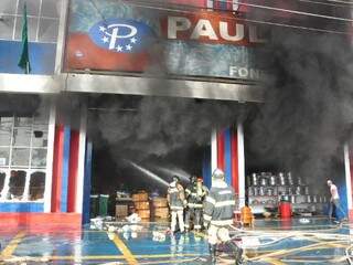Bombeiros combatem incêndio em loja de utilidades domésticas e brinquedos. (Foto: Luciano Muta)