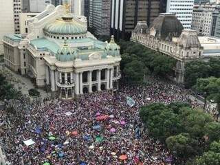No Rio de Janeiro, protesto contra Jair Bolsonaro lota Cinelândia. (Foto: Reprodução/TV Globo)