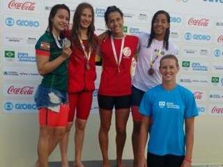 Gabriela Cardoso (à direita, de camiseta branca) ficou com o bronze; atleta posa ao lado de outras medalhistas (Foto: Divulgação/ Fundesporte)