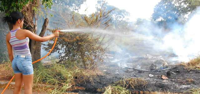  Inc&ecirc;ndio queima 5 hectares de terreno em bairro da Capital e prejudica moradores