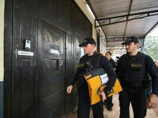 Oficiais do Gaeco entrado na sede do Instituto Penal para recolhida de documentos apreendidos na primeira fase da operação. (Foto: André Bittrar/Aqruivo) 