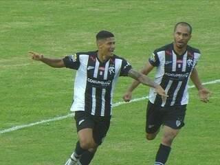 Jogadores do Corumbaense comemorando gol de Mutuca aos 16 minutos do primeiro tempo (Foto: Reprodução/TV Morena)