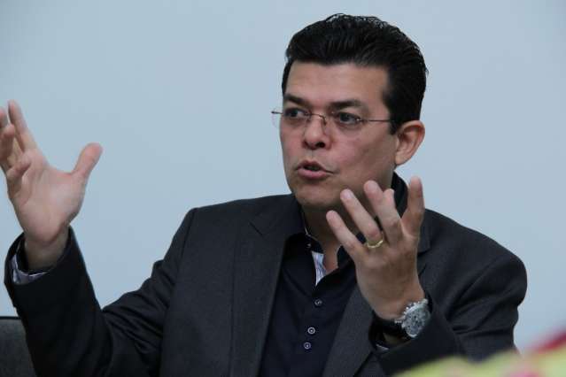 Prefeito participa de reinaugura&ccedil;&atilde;o do Sesc e entrega de t&iacute;tulos pela C&acirc;mara