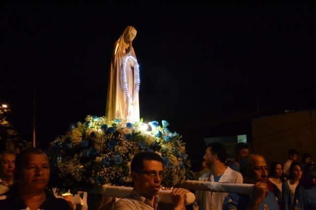 F&eacute; e milagres marcam Prociss&atilde;o das Velas em homenagem a santa