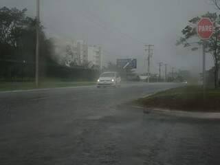Chuva na avenida João Arinos na tarde de ontem (16) (Foto: Paulo Francis)