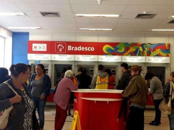 Greve dos banc&aacute;rios no 5&ordm; dia &uacute;til tem surpresa e filas para pagar contas