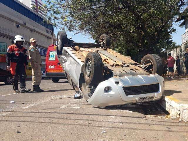 Colis&atilde;o faz ve&iacute;culo capotar e deixa 2 feridos na Ant&ocirc;nio Maria Coelho