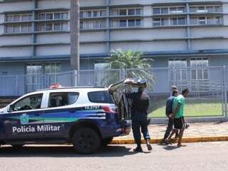 Suspeito foi levado a PF por equipe da Polícia Militar (Foto: Kísie Ainoã)