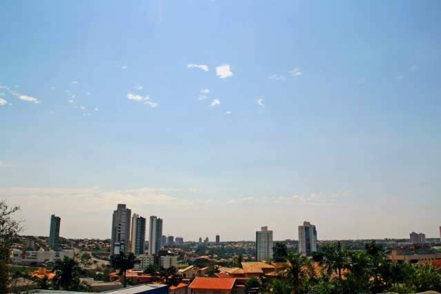 Semana come&ccedil;a com temperaturas em eleva&ccedil;&atilde;o e temporais continuam