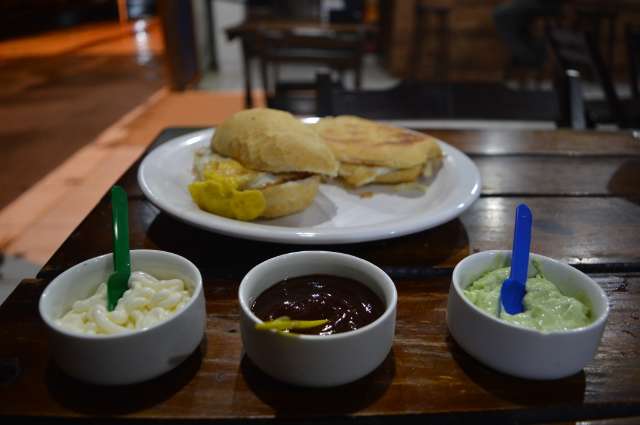 Sincer&atilde;o, lanche de p&atilde;o franc&ecirc;s com ovo custa R$ 3,00 em bar no S&atilde;o Louren&ccedil;o