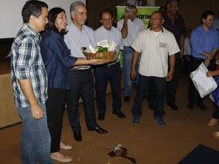 Cesta entregue a governador não suportou peso e produtos caíram no chão (Foto: Helio de Freitas)