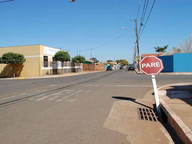  Em frente a escolas, motoristas d&atilde;o li&ccedil;&otilde;es ao contr&aacute;rio sobre tr&acirc;nsito