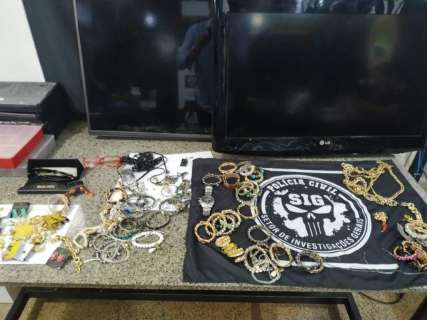 Dupla que invadiu casa e furtou R$ 30 mil em joias e eletrônicos é presa