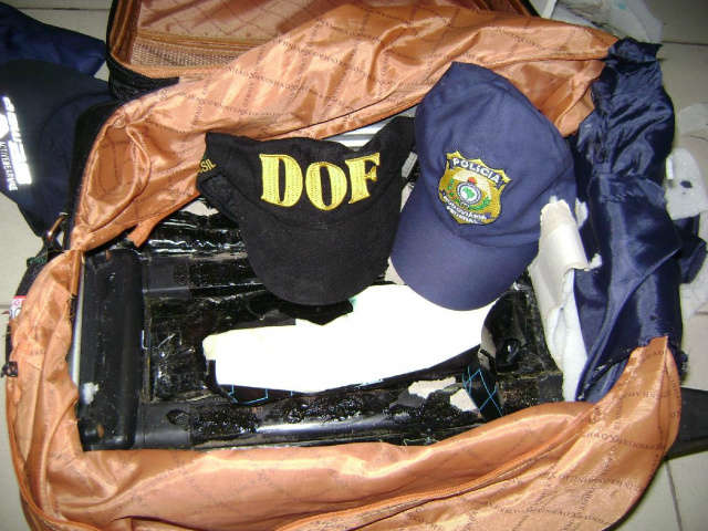  Policiais apreendem 1,5 kg de coca&iacute;na em fundo falso de mala dentro de &ocirc;nibus