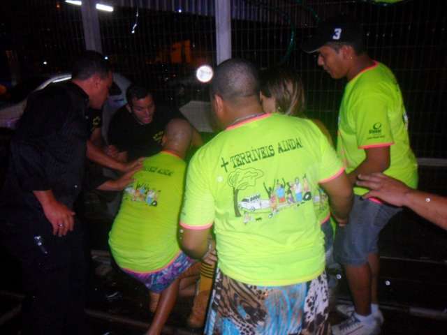 Foli&otilde;es ficam feridos ap&oacute;s arquibancada cair em Bataguassu 