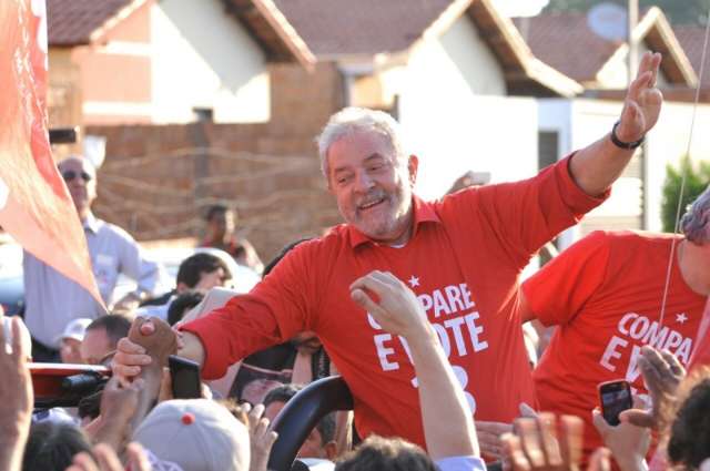 Tratado como celebridade, Lula improvisou mini com&iacute;cio no Nova Lima