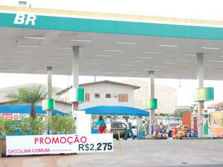 Após passar de R$ 3 em maio, gasolina é vendida a R$ 2,27 em Campo Grande. (Foto: Pedro Peralta)