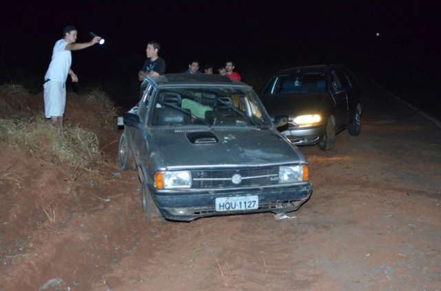 Eixo quebra, carro sai da pista e ocupantes s&atilde;o salvos por cinto de seguran&ccedil;a