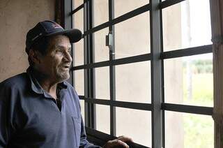 O agricultor Miguel Nogueira diz que ainda tem esperança de se mudar para a casa nova (Foto: Alcides Neto)