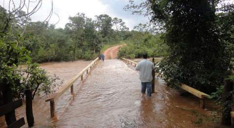  Destruição de ponte deixa fazendeiros ilhados na MS-040
