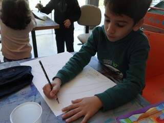 AS crianças fazem muitos desenhos.