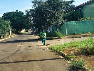 Funcionário da Solurb limpando rua no Jardim São Lourenço (Foto: Direto das ruas)