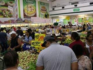 Para achar o que falta na ceia, vale enfrentar fila e preço "salgado" Para achar o que falta na ceia, vale enfrentar fila e preço "salgado"