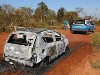 Em um dos casos, suspeitos queimaram o carro da vítima. (Foto: Fernando Antunes)